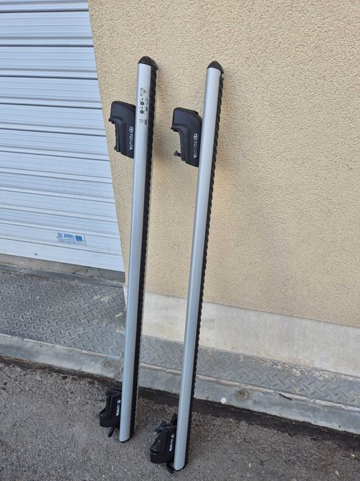 Напречни греди и 2 стойки Thule за велосипеди.