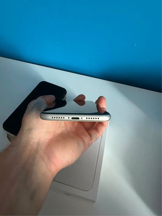 iPhone 11 White 64GB, 75% baterie + 5 huse incluse