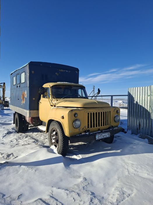 Газ 52 на полном ходу, будка