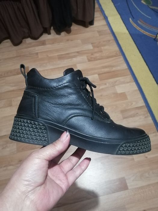 Продам осенние кожанные ботинки