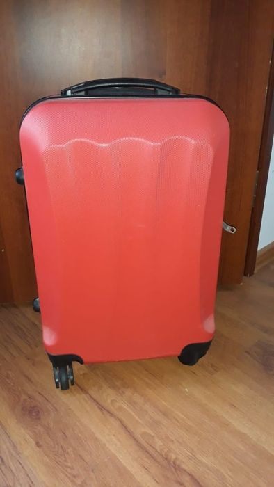 Чемодан на 2 -х колёсиках.