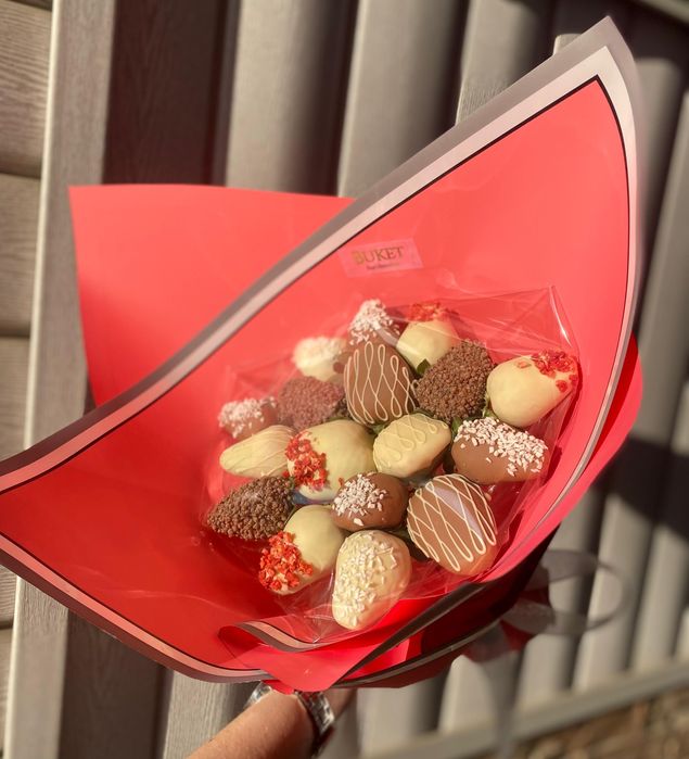 Клубника в шоколаде букеты