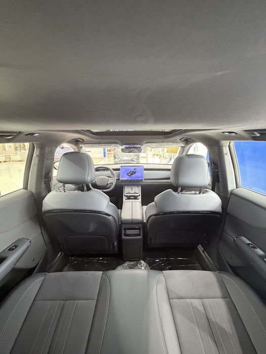 Voyah Courage 570KM Elektr (4 AWD 2 Mator) Full 1 yil garantiya