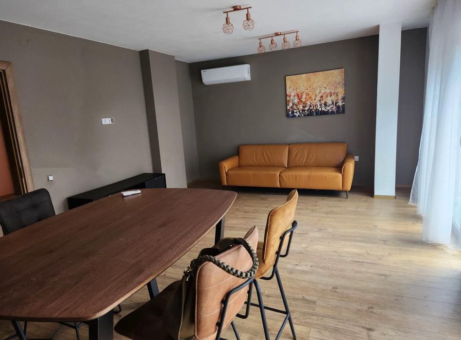 Дава се под наем Тристаен апартамент в Пловдив, Център - 110 кв.м за 850 € - Снимка #1