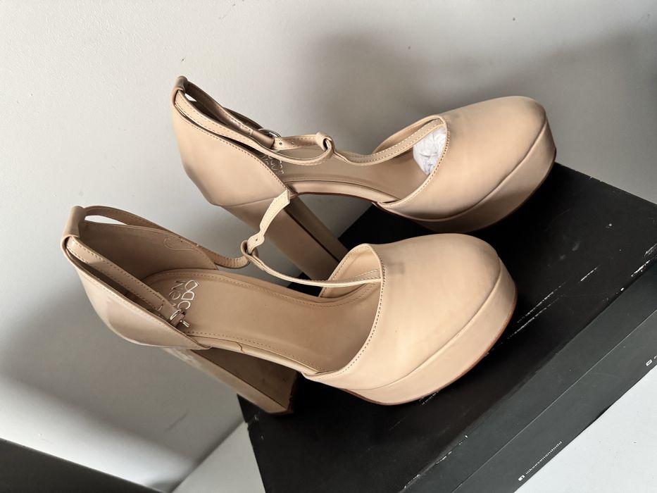 Vand sandale noi marimea 38