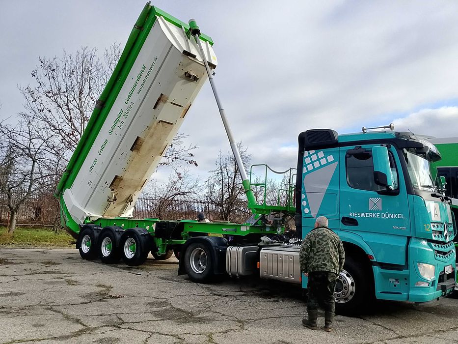 Услуги със самосвал с кран! Услуги с комбиниран багер!