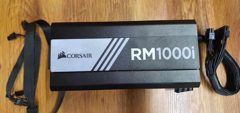 Sursa full modulara Corsair RM 1000i cu cabluri.