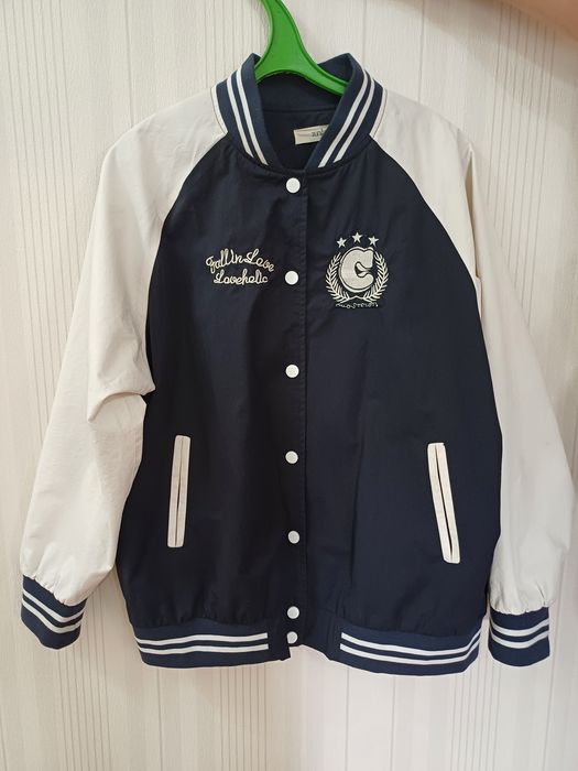 Бомбер сине-белого цвета