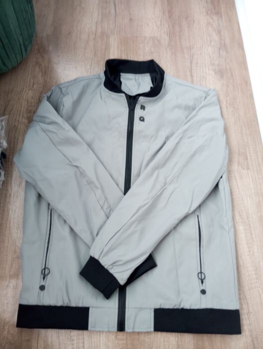 Vând geacă subțire bărbați măr M