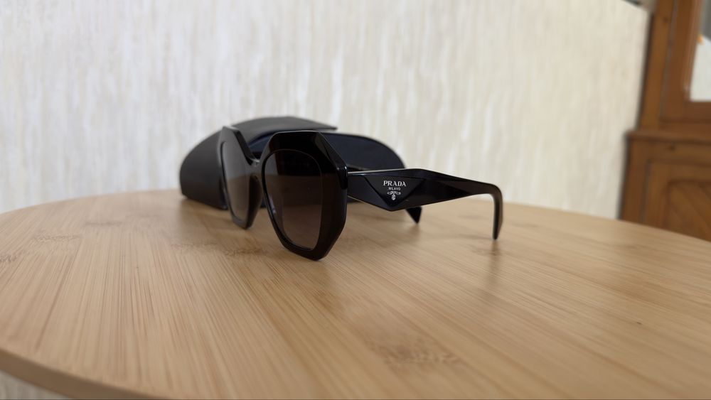 Ochelari de soare Prada
