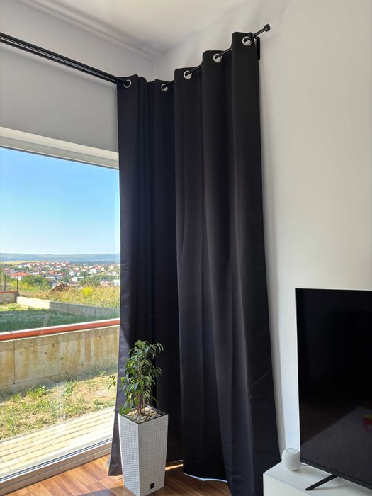 Vând set de șine pentru perdele cu toate accesoriile și draperii