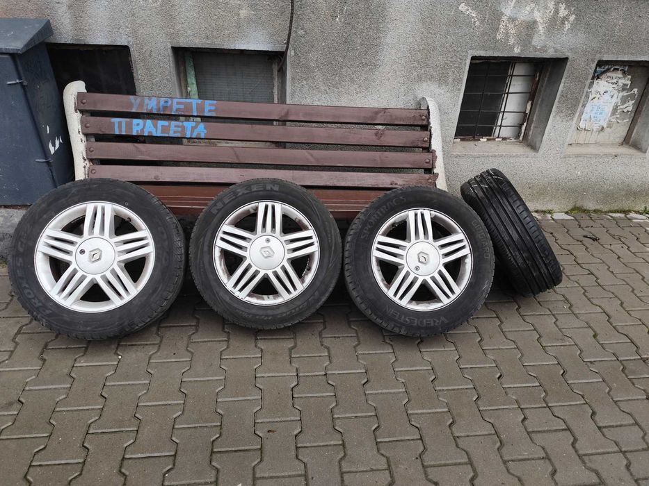 Продава четири броя летни гуми с джанти 205/60/R16.