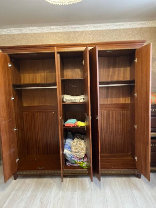 Продам шкаф тумбочками и дамским столиком