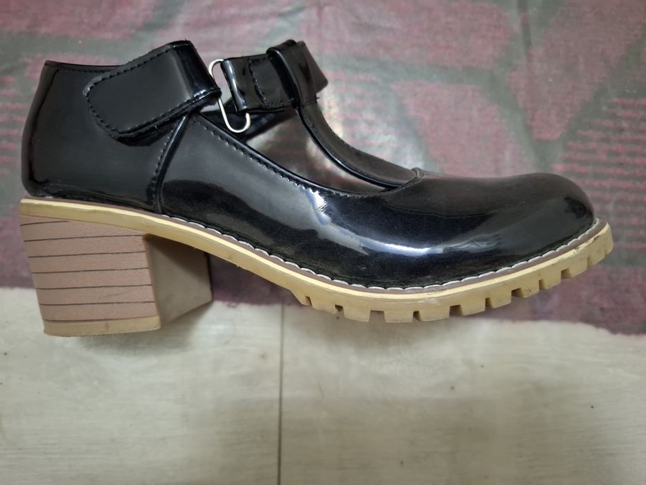 Отдам  бесплатно  женский  обувь