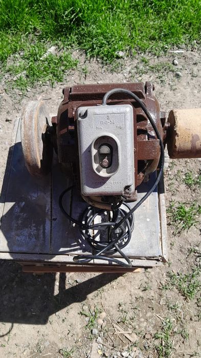 Продаются тиски и наждак.