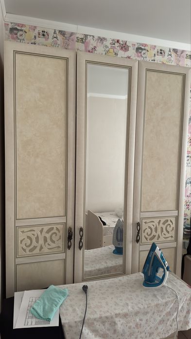 Шкаф, стол, кровать