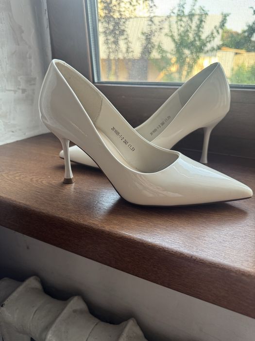 Продам женские белые туфли