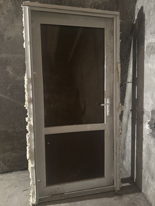 Пластиковая  дверь