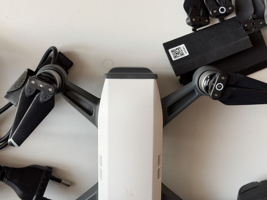 Dronă DJI Spark Pachet Complet + Telecomandă, Geantă, Hub Încărcare și 3 Acumulatori (Defecți/Pentru piese)