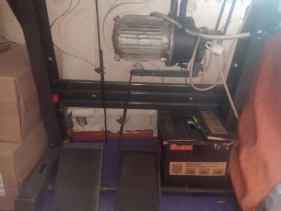 Продам швейную машинку с столом