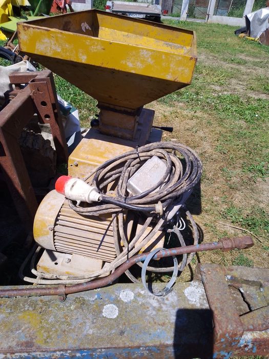 Moară cu valțuri ptr făină.. 380V
