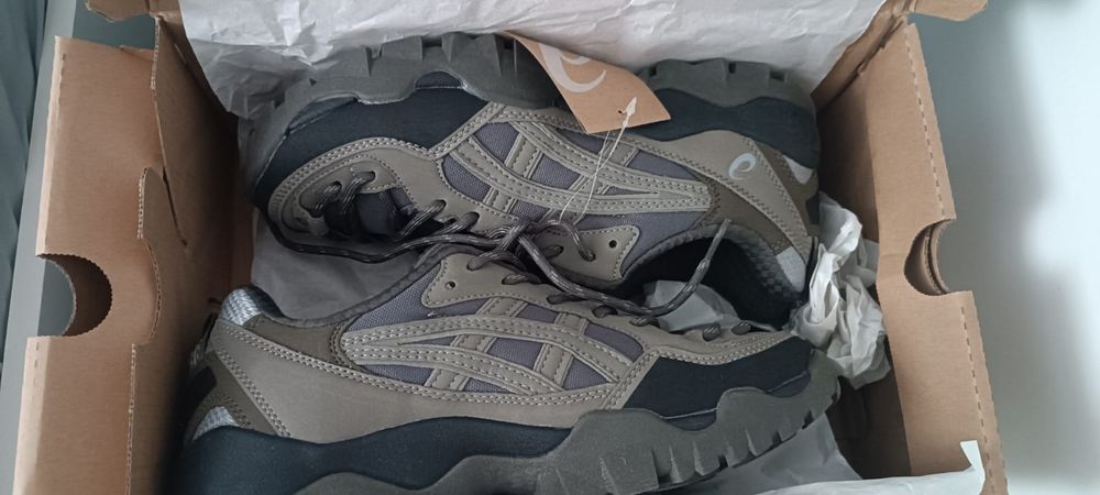 Новые кроссовки ASICS, 40 размер