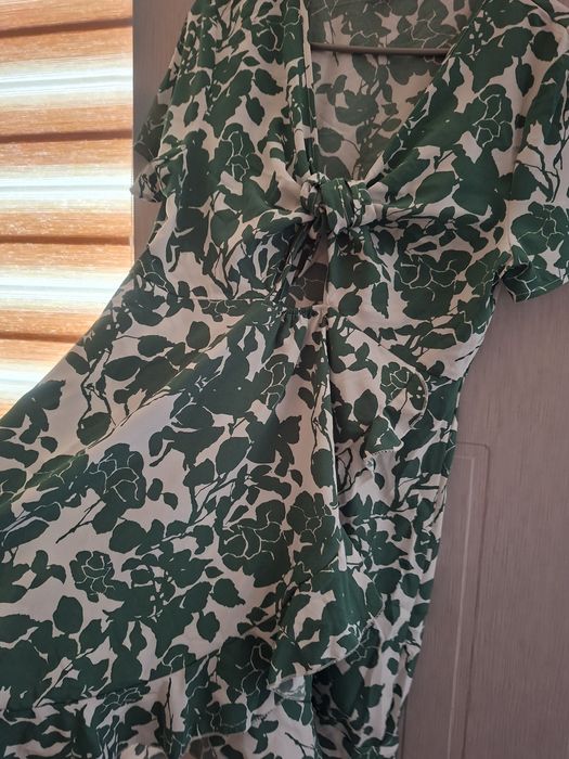 Рокля с флорални мотиви