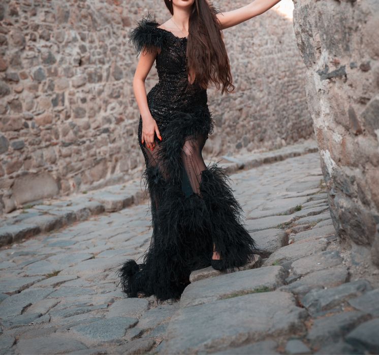 Бална рокля на Стоян Радичев с пера