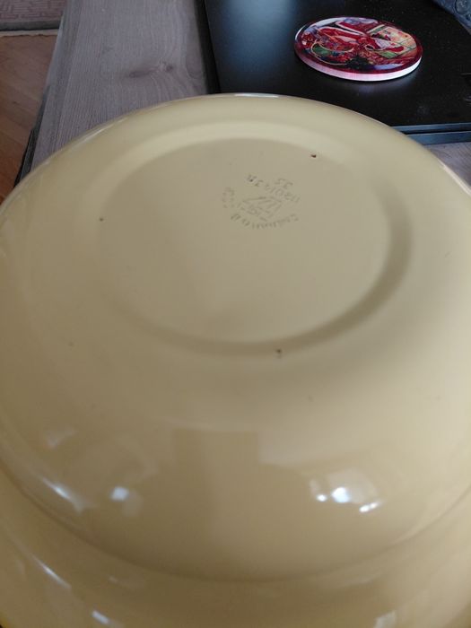 Емайлиран леген.