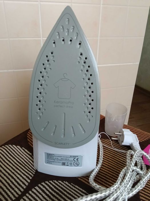 Утюг Scarlett  новый