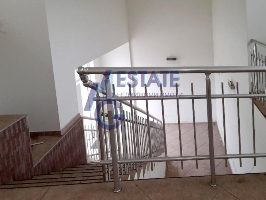 Промишлена сграда хале с административна част в Южна Промишлена