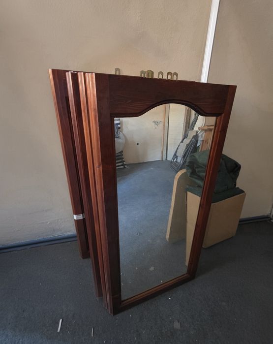 Дървени легла и огледала