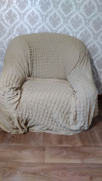 Диван и два кресла с накидкой.а