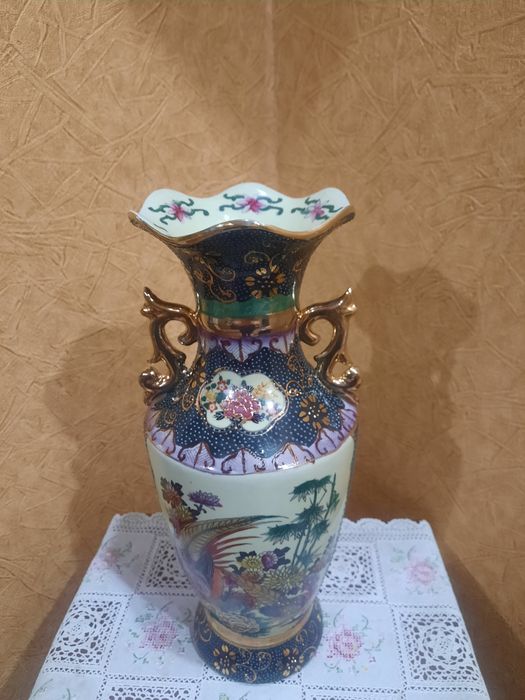 Очень красивая, роскошная фарфоровая, китайская ваза, декорирована ажу