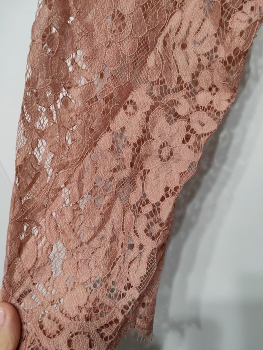 Продавам официална рокля цвят пепел от рози