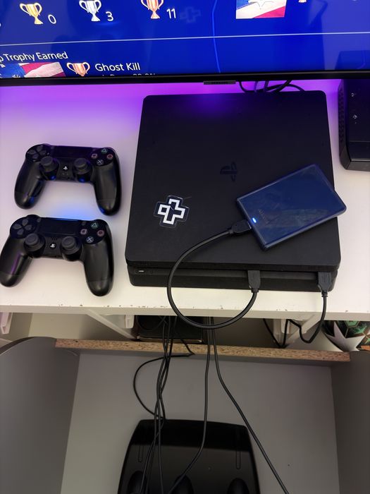 Ps 4 + 2 controlare (500 gb + extensie cu 1000 gb )