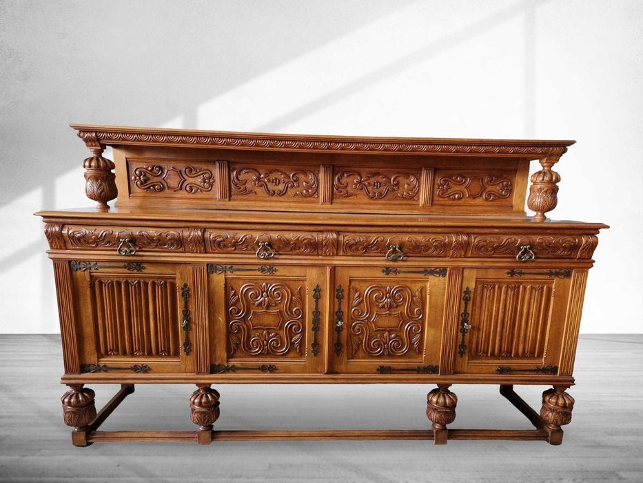 Изящно резбован контрабюфет дресоар от дъбов масив с метален обков