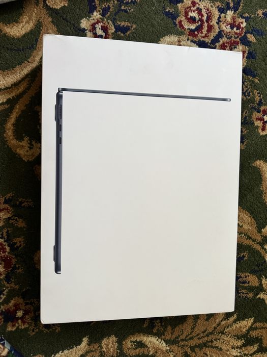 macbook air 13.6” A2681 16/256GB