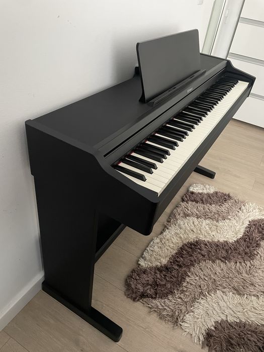 Vând pian Roland Rp107