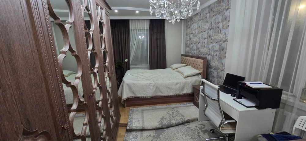 Продается спальный гарнитур в отличном состоянии.