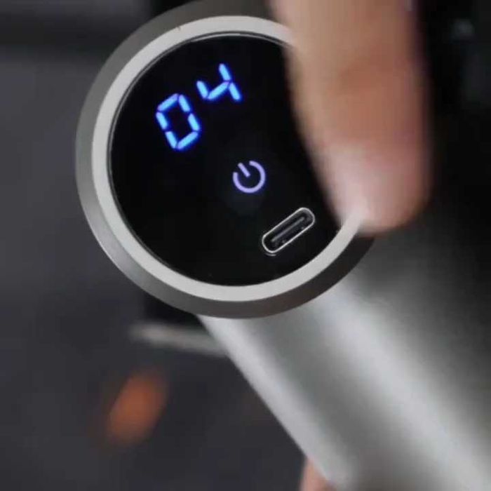 Aparat masaj pistol relax tone cu 4 capete 6 viteze acumulator intern gri argintiiu negre Aparat masaj slabit cu vibratii functioneaza cu 2 x AA 8 lei
