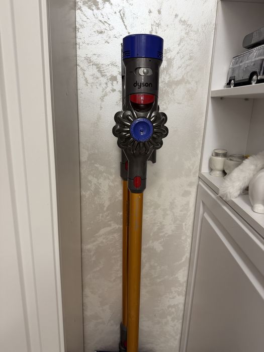 Aspirator original Dyson V8 Absolute - cu baterie noua de 12000 - perfect functional