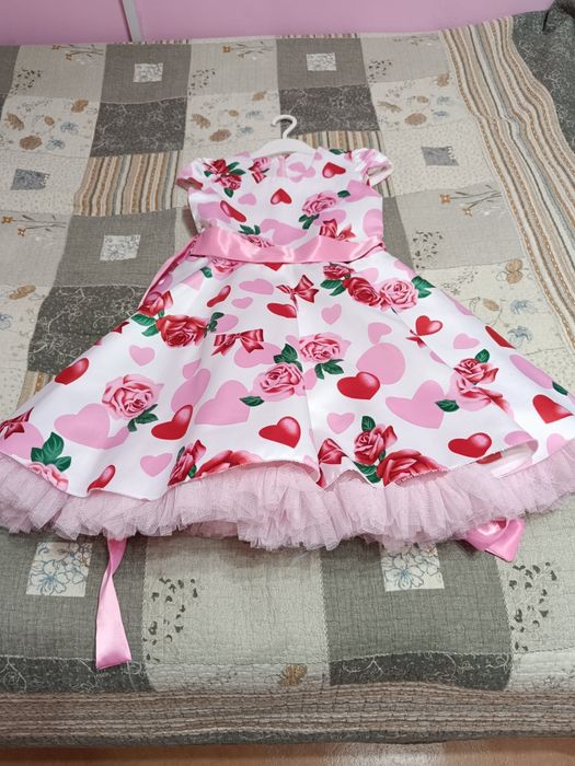 Продам красивые платья  на девочку .