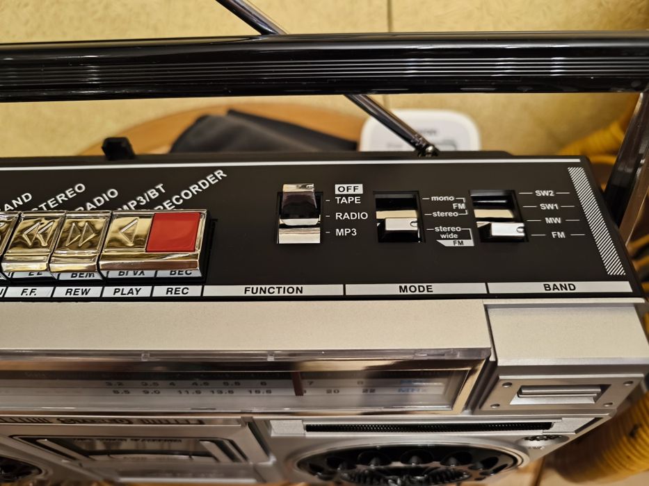 Стерео магнитола пять в одном. Новая.