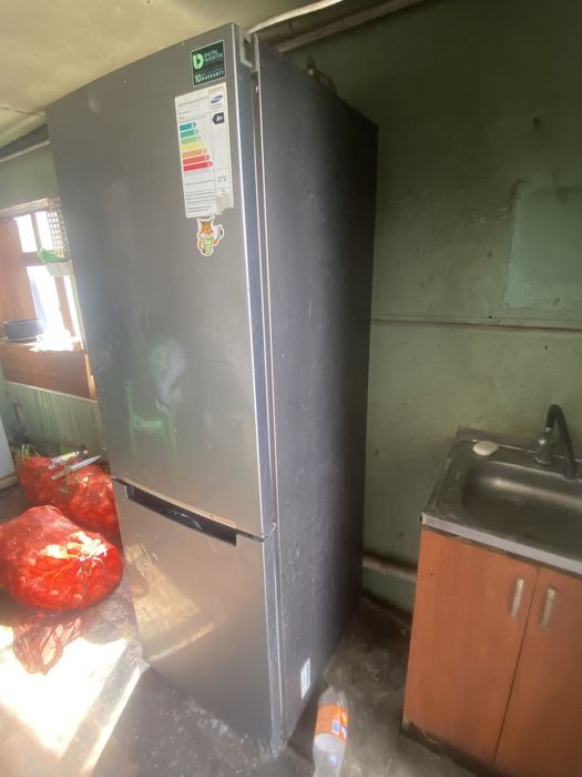 Холодиник Самсунг цвет серый