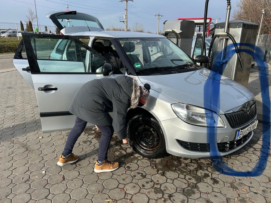 Vând Skoda Fabia, an fabricație 2011, echipată cu motor 1.6 TDI diesel, 90 CP, cutie de viteze manuală și normă de poluare Euro 5.