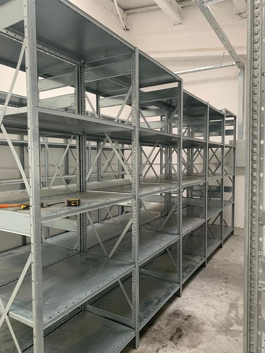 Rafturi metalice pentru marfa ușoară