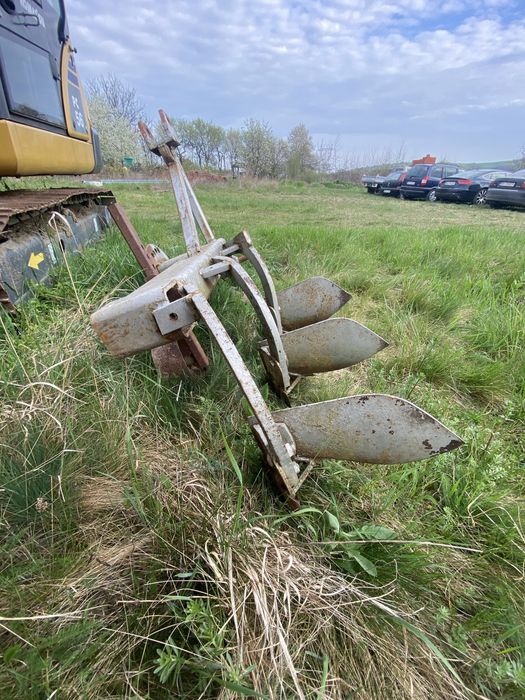 Vând plug dupa tractoras