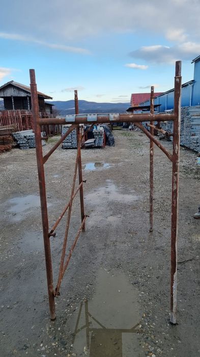 Popi și schele de vanzare și de inchiriat.