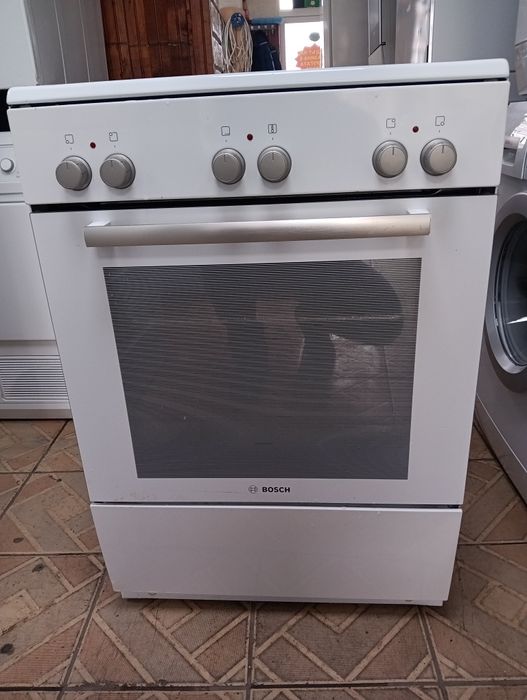 Свободно стояща печка скерамичен плот Бош Bosch 2 години Гаранция!